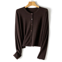Damen leichte kurz geschnittene Feinstrick-Cardigan mit Rundhalsausschnitt und Knopfleiste Nord Taschen - Kaffee