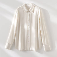 Damen Seidenähnliche Bluse mit klassischem Hemdkragen, durchgehender Knopfleiste und verlängerten Manschetten Nord Taschen - Sandbeige