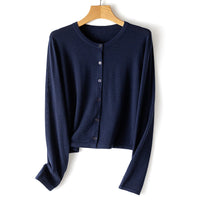 Damen leichte kurz geschnittene Feinstrick-Cardigan mit Rundhalsausschnitt und Knopfleiste Nord Taschen - Dunkelblau