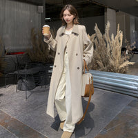 Damen Lang geschnittener minimalistischer Trenchcoat mit weichem Fall, überschnittenen Schultern und verstellbaren Ärmelriemen Nord Taschen - Hell-Khaki #Haute-Couture-Serie#