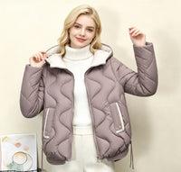 Damen wattierte Kurzjacke mit Herzsteppung, abgerundetem Saum und Kapuze - Champagner