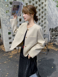 Damen Kurzblazer mit rundem Ausschnitt, Strukturstoff und goldenen Knöpfen Nord Taschen - Ecru – Premium‑Serie