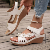 Tinaya – Sandalen Mit Keilabsatz Und Blumenmuster - Weiß