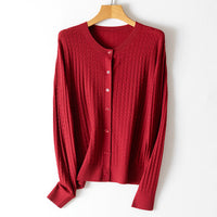 Damen Feinstrick-Cardigan mit Zopfmuster, Rundhalsausschnitt und Knopfleiste Nord Taschen - Weihnachtsrot