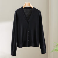 Damen Minimalistischer Merino‑Blend Cardigan mit V‑Ausschnitt und feinen Rippabschlüssen Nord Taschen - Dunkelblau