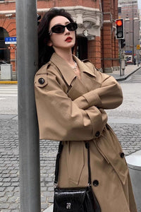 Damen Moderner Boxy-Trenchcoat mit markanter Schulterpartie und Taillengürtel Nord Taschen - Khaki