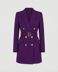 Gertrude | Damen Doppelreiher Mantelblazer Logoschließe – Mantel Blazer Logo 2026 - Lila