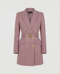Gertrude | Damen Doppelreiher Mantelblazer Logoschließe – Mantel Blazer Logo 2026 - Rosa