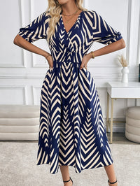 Selina | Damen Geometrisches Fließendes Midikleid – Geometric Flow Midi Kleid - Blau