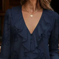 Anneliese™ Bluse mit V-Ausschnitt, Frontvolants und floraler Stickerei - Dunkelblau
