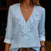 Anneliese™ Bluse mit V-Ausschnitt, Frontvolants und floraler Stickerei - Hellblau