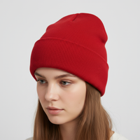 Gestrickte Wintermütze mit warmer Isolierung - Rot