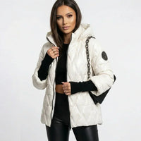 Vogue™ Steppjacke aus Baumwolle mit Strukturierter Kapuze und Layered-Ärmeldesign - Weiß
