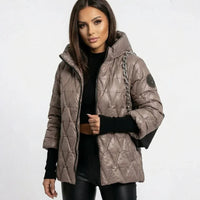 Vogue™ Steppjacke aus Baumwolle mit Strukturierter Kapuze und Layered-Ärmeldesign - Kamel