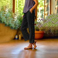 Ella™ Cropped-Hose aus Baumwoll-Leinen mit Eleganten Seitlichen Knöpfen - Scharwz