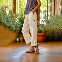 Ella™ Cropped-Hose aus Baumwoll-Leinen mit Eleganten Seitlichen Knöpfen - Cremefarben