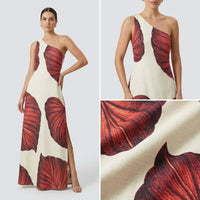 Yara™ Maxikleid aus strukturierter Viskose mit seitlichem Schlitz und asymmetrischem Ausschnitt - Rot