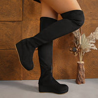 Aveline | Damen Overknee-Stiefel mit Keilabsatz und elastischem Schaft - Schwarz