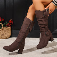 Hedvig | Damen kniehohe Stiefel in Slouch-Optik mit Doppelschnalle - Kaffee