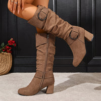 Hedvig | Damen kniehohe Stiefel in Slouch-Optik mit Doppelschnalle - Braun