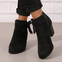 Heloise | Damen Stiefeletten mit Blockabsatz und Rückenschleifendetail - Schwarz
