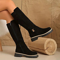 Bertine | Damen kniehohe Stiefel mit Schnallendetail und Profilsohle - Schwarz
