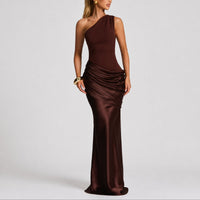 Hannah | Damen Elegantes One-Shoulder Satin-Maxikleid für Hochzeitsgäste im Herbst - Braun