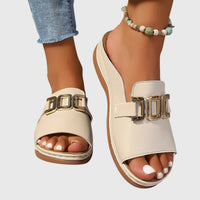 Damen Flat Mule-Sandalen mit breitem Riemen und Goldkettenornament - Creme