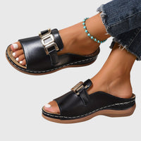 Damen Flat Mule-Sandalen mit breitem Riemen und Goldkettenornament - Schwarz