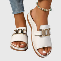 Damen Flat Mule-Sandalen mit breitem Riemen und Goldkettenornament - Weiß