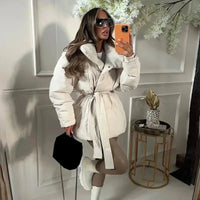 Damen Gesteppte Pufferjacke mit Gürtel breitem Kragen Brusttaschen und gerippten Bündchen - Beige
