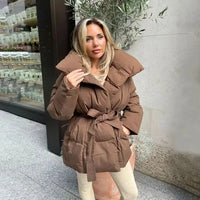 Damen Gesteppte Pufferjacke mit Gürtel breitem Kragen Brusttaschen und gerippten Bündchen - Braun