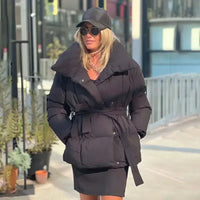 Damen Gesteppte Pufferjacke mit Gürtel breitem Kragen Brusttaschen und gerippten Bündchen - Schwarz