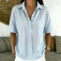 Emilia | Damen Gestreifte Relaxed-Fit Kurzarm-Bluse mit Polokragen - Blau