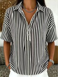 Emilia | Damen Gestreifte Relaxed-Fit Kurzarm-Bluse mit Polokragen - Schwarz