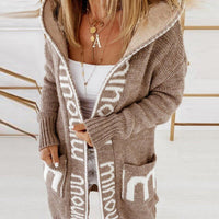 Marlene | Damen Gestrickte Kapuzenjacke mit Schriftzug Muster Offene Strickjacke - Braun