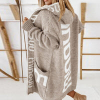 Marlene | Damen Gestrickte Kapuzenjacke mit Schriftzug Muster Offene Strickjacke - Beige