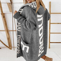 Marlene | Damen Gestrickte Kapuzenjacke mit Schriftzug Muster Offene Strickjacke - Grau
