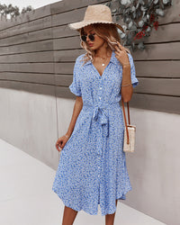 Damen Hemdblusenkleid mit Knopfleiste Bindegürtel Kurzen Ärmeln und Blumenmuster in Midilänge - Blau