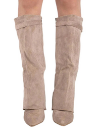 Damen Kniehohe Stiefel mit Spitz zulaufender Form und Blockabsatz - Beige