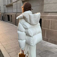 Damen Kurze Steppjacke mit Hohem Stehkragen Frontreißverschluss und Gesteppten Bahnen - Weiß