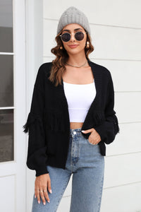 Damen Kurze Strickjacke mit Offener Front Fransenbesatz an den Ärmeln und Rippstrick Muster - Schwarz