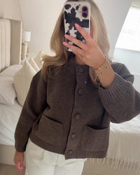 Damen Kurze Strickjacke mit Rundhalsausschnitt Knopfverschluss Zwei Taschen und Gerippten Bündchen - Braun