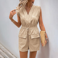 Damen Kurzer Jumpsuit mit V-Ausschnitt Kordelzug an der Taille und aufgesetzten Taschen - Beige