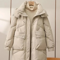 Damen Lange Steppjacke mit Stehkragen Verdecktem Reißverschluss Pattentaschen und Langen Ärmeln - Cremefarben