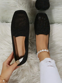 Damen Loafer mit perforierter Oberfläche und quadratischem Zehenbereich - Schwarz mit Glitzer