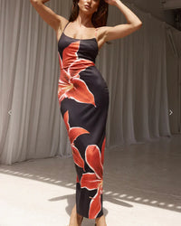 Damen Maxikleid mit großflächigem Blumenmuster geradem Ausschnitt und Spaghettiträgern - Schwarz mit Blumenmuster