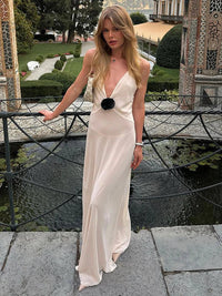 Damen Maxikleid mit tiefem V-Ausschnitt Spaghettiträgern und Blütenapplikation - Weiß