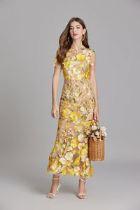 Damen Midikleid mit Kurzen Ärmeln Rundhals Blumenapplikationen und Transparentem Überzug - Gelb