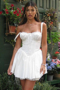 Damen Minikleid mit Trägern Herzförmiger Brustpartie Rüschenrand Schleife und Faltenrock - Weiß